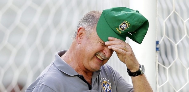 18.jun.2013 - Técnico Luiz Felipe Scolari enxuga o suor durante o treino da seleção em Fortaleza