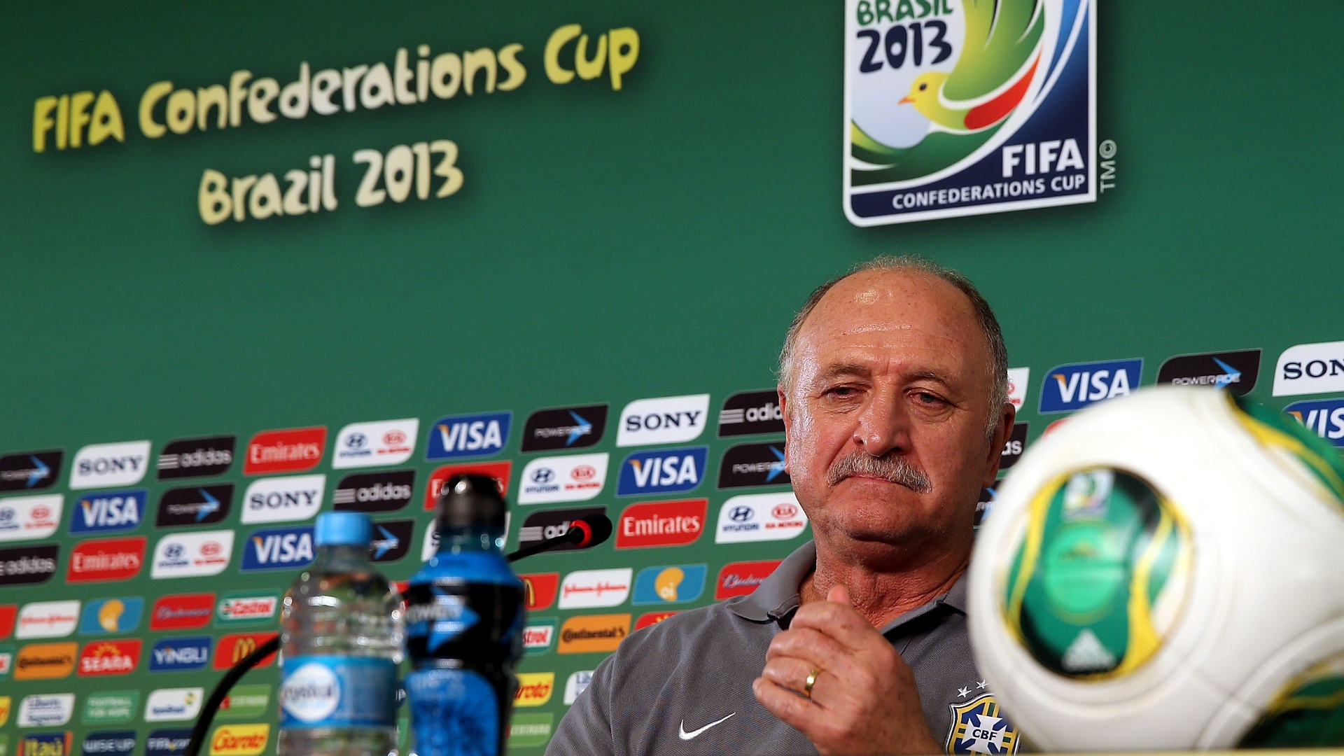 18.jun.2013 - Técnico Luiz Felipe Scolari fala com a imprensa antes do treino da seleção brasileira nesta terça-feira
