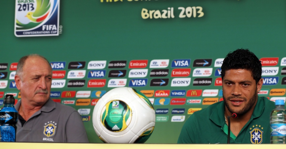 18.jun.2013 - Técnico Luiz Felipe Scolari observa o atacante Hulk durante a entrevista coletiva desta terça-feira