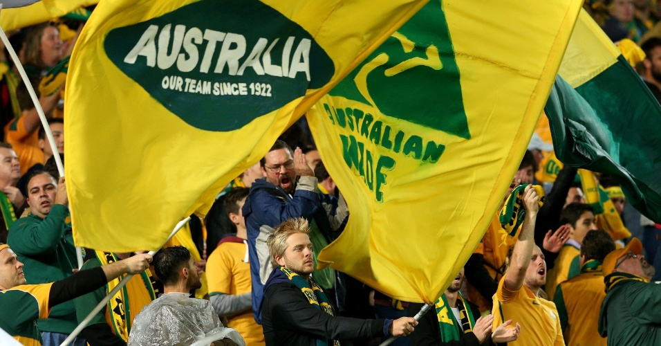 18.jun.2013 - Torcedores australianos agitam suas bandeiras em Sidney durante a partida contra o Iraque