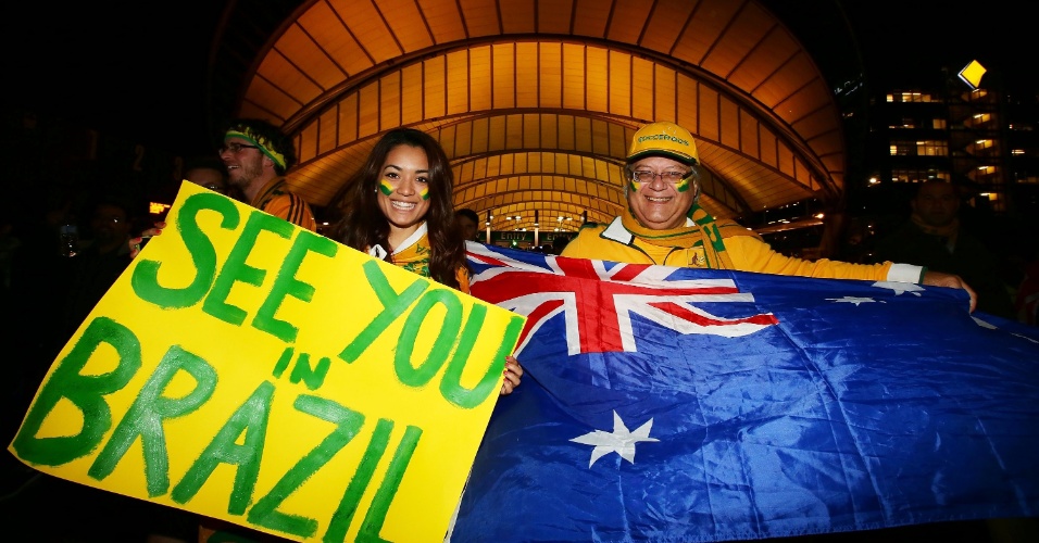 18.jun.2013 - Torcedores da Austrália esbanjam otimismo antes do jogo contra o Iraque em Sidney