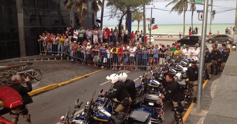 18.jun.2013 - Torcida aguarda a chegada da seleção italiana em Recife