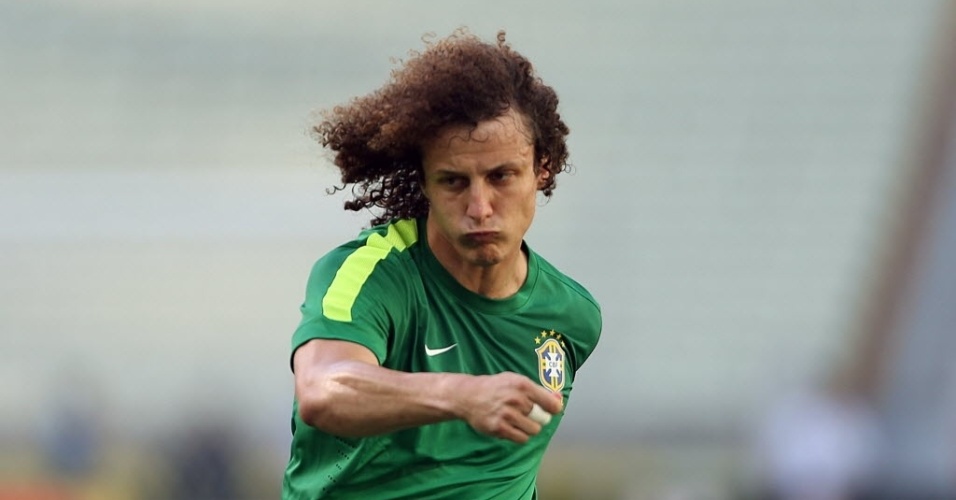 18.jun.2013 - Zagueiro David Luiz corre em treino da seleção brasileira no estádio do Castelão