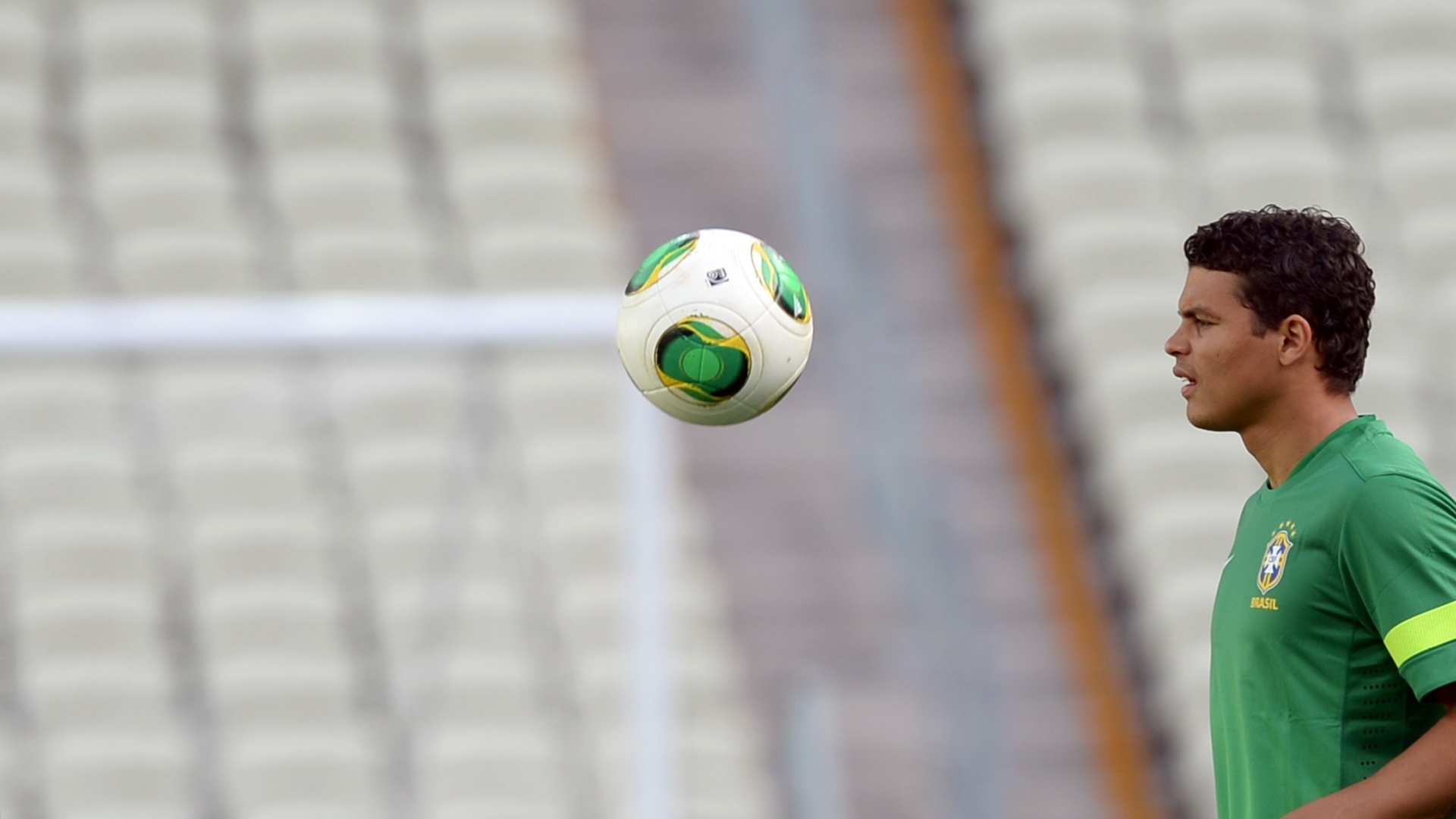 18.jun.2013 - Capitão Thiago Silva participa da atividade com bola em Fortaleza