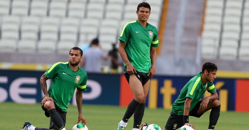 18.jun.2013 - Daniel Alves, Thiago Silva e Neymar fazem alongamento no campo
