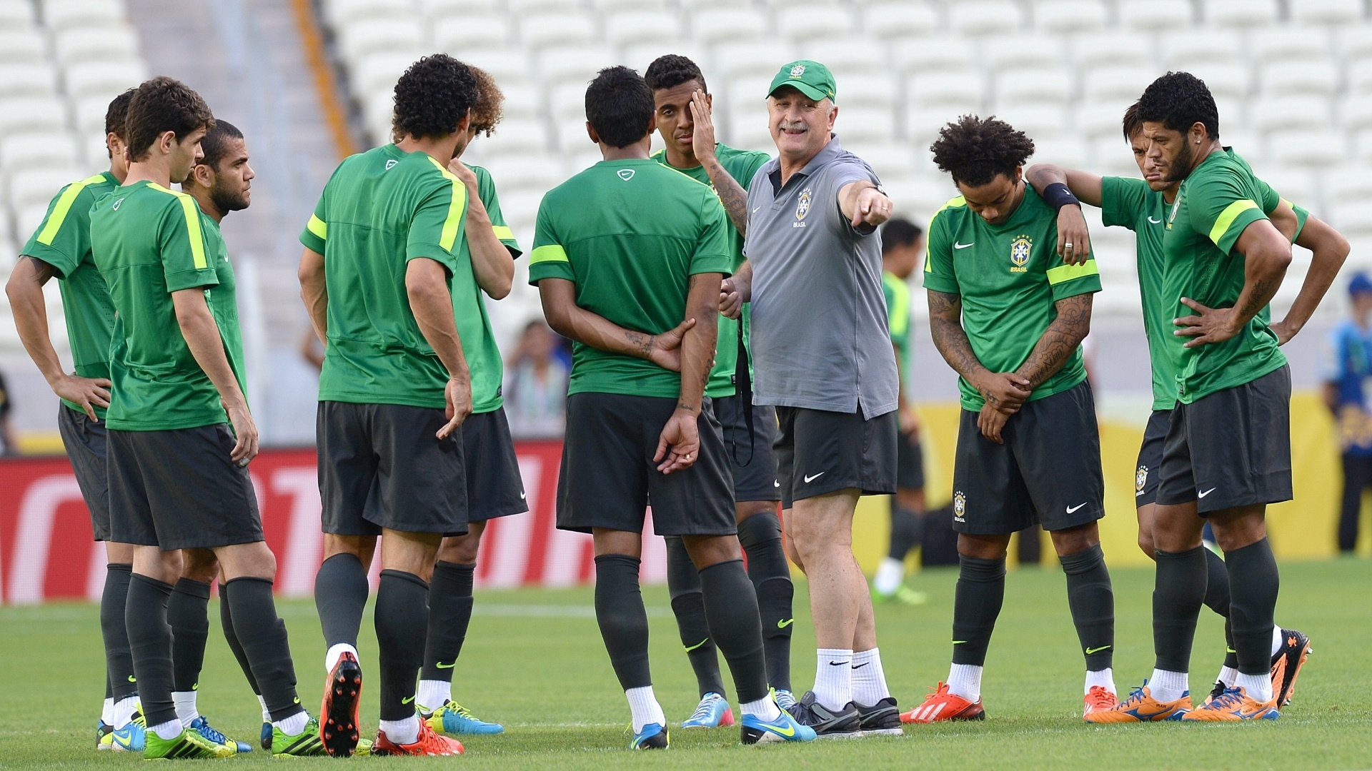 18.jun.2013 - Felipão conversa com os jogadores antes da atividade com bola