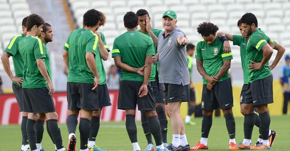 18.jun.2013 - Felipão conversa com os jogadores antes da atividade com bola