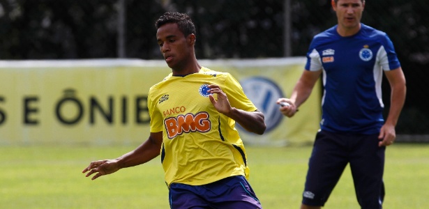 Meia Elber, do Cruzeiro, volta a ser relacionado para um jogo após lesão - Washington Alves/Vipcomm