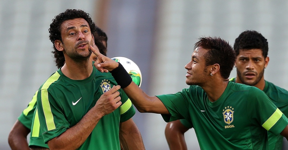 Neymar brinca e coloca dedo na cara de Fred no treinamento