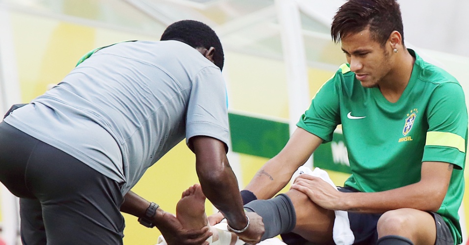 18.jun.2013 - Neymar coloca a atadura, mas depois participa normalmente do treino do Brasil