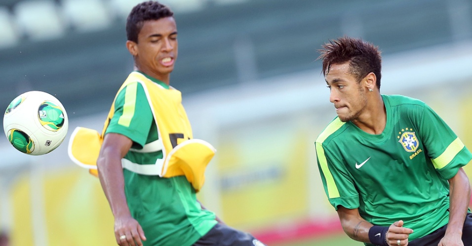 Neymar disputa jogada com o volante Luiz Gustavo