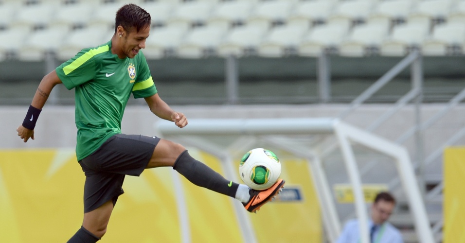 18.jun.2013 - Neymar domina a bola no treinamento do Brasil antes do duelo contra o México