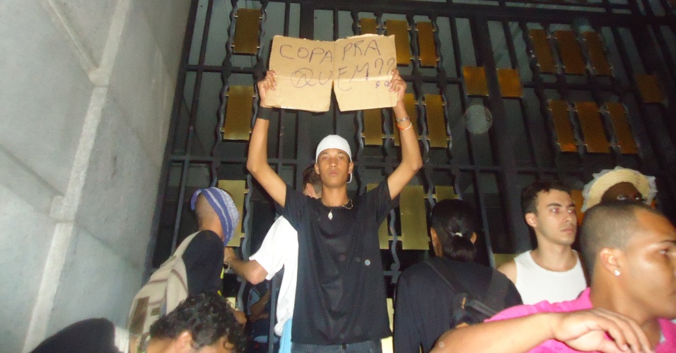 18.jun.2013 - Manifestantes protestam contra a realização da Copa do Mundo no Brasil durante ato realizado em Belo Horizonte