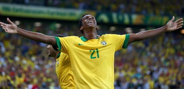 O atleticano Jô comemora o gol que marcou na vitória do Brasil sobre o México
