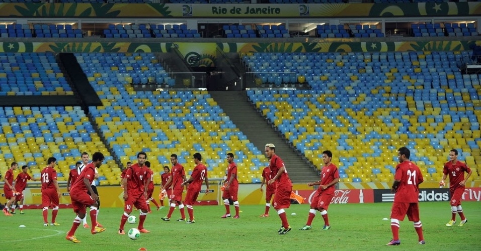 19.06.13 - Jogadores da seleção do Taiti fazem atividade no Maracanã para a Copa das Confederações