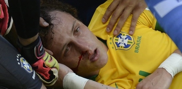 Nariz de David Luiz começa a sangrar após zagueiro se chocar com a cabeça de Thiago Silva