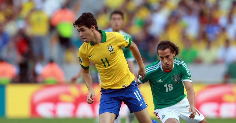 19.06.13 - Oscar em ação contra o México pela Copa das Confederações