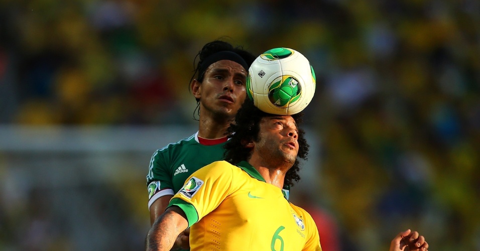 19.06.13 - Marcelo na marcação contra o México pela Copa das Confederações