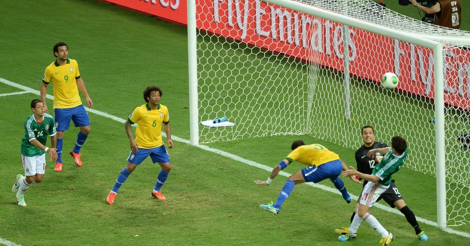 19.06.2013 - Bola na área leva perigo para a seleção brasileira e quase gera gol do México