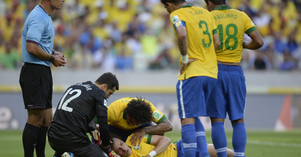 19.06.2013 - David Luiz fica sangrando e é atendido durante o primeiro tempo da partida