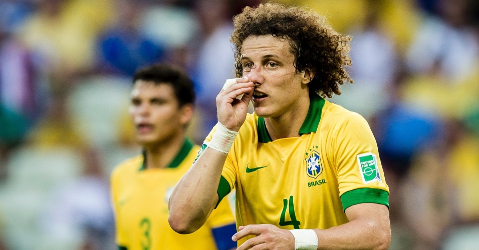 19.06.2013 - David Luiz tem dificuldade para estancar sangramento ainda no primeiro tempo
