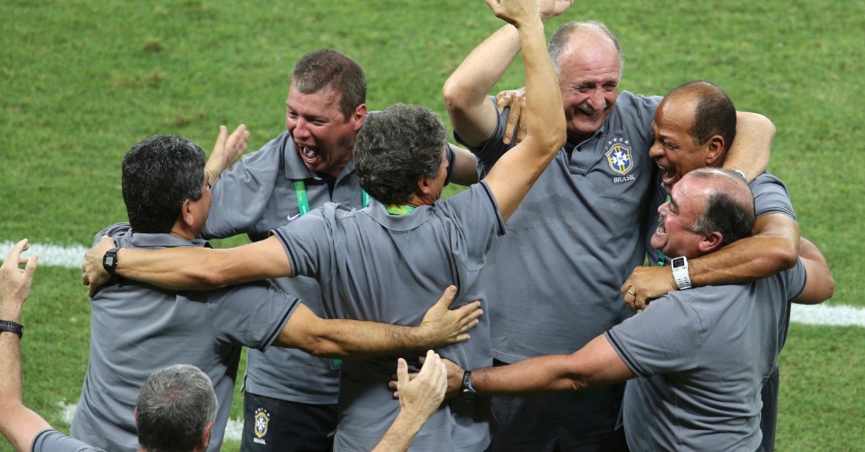 19.06.2013 - Felipão comemora com seu estafe da seleção brasileira gol e vitória contra o México