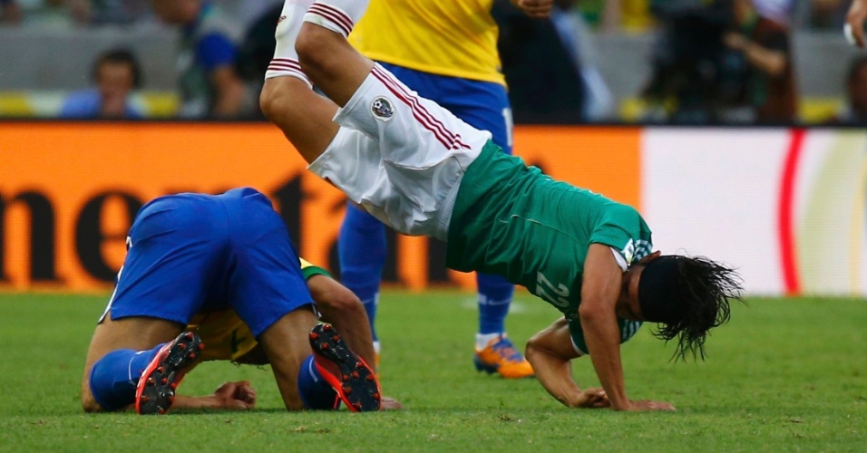 19.06.2013 - Fred e Gerardo se atracam durante partida entre Brasil e México na Copa das Confederações