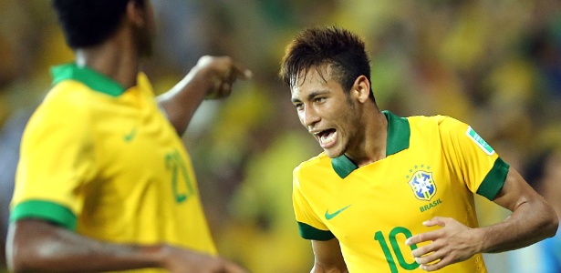 Jô aponta para Neymar para parabenizá-lo pela jogada que culminou no seu gol