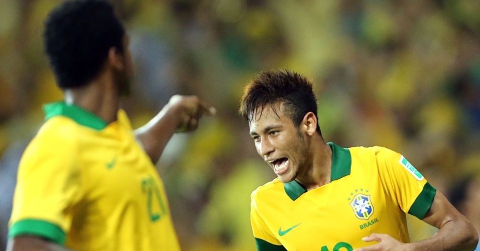 19.06.2013 - Jô aponta para Neymar para parabenizá-lo pela jogada que culminou no seu gol