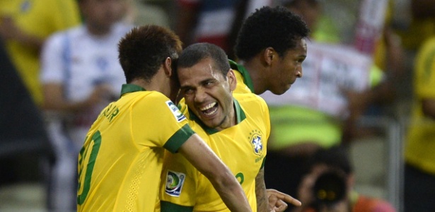 Neymar junto de Daniel Alves e Jô: trio construiu a vitória do Brasil contra o México