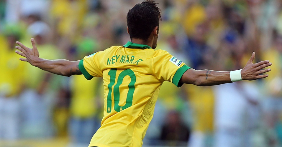 19.06.2013 - Neymar abre os braços para celebrar gol marcado logo no início contra o México