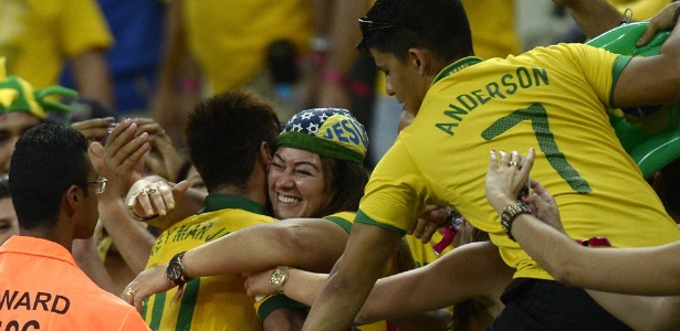 Neymar corre para abraçar a mãe após a vitória contra o México por 2 a 0
