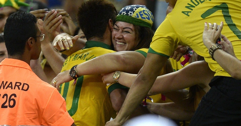 19.06.2013 - Neymar corre para abraçar a mãe após a vitória contra o México por 2 a 0