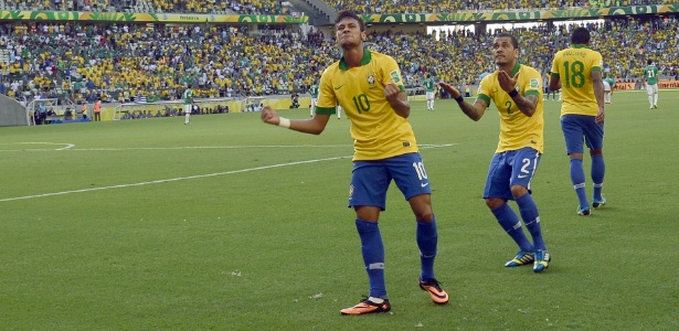 Neymar e Daniel Alves interagem com a torcida na comemoração do gol do Brasil