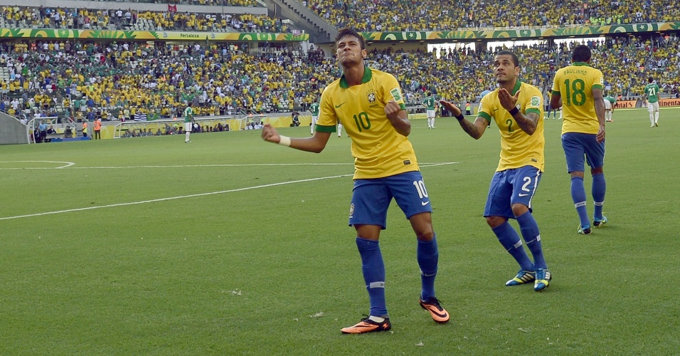 19.06.2013 - Neymar e Daniel Alves interagem com a torcida na comemoração do gol do Brasil