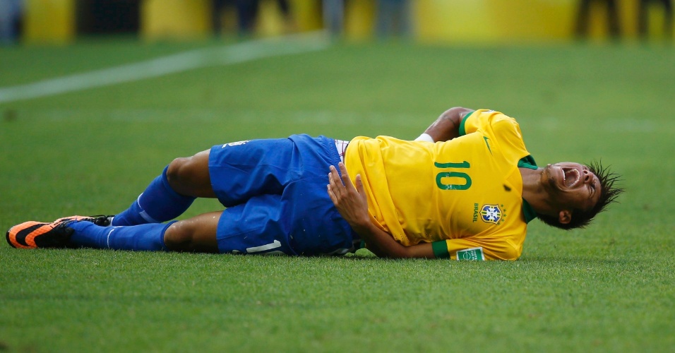 19.06.2013 - Neymar faz cara de dor após ser atingido por adversário no jogo contra o México