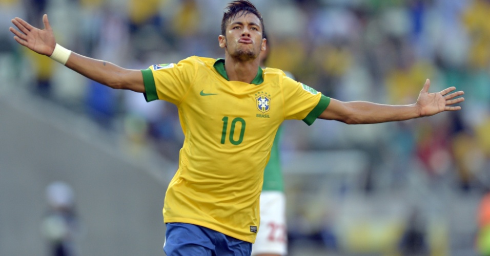 19.06.2013 - Neymar parte para a comemoração após marcar um golaço contra o México