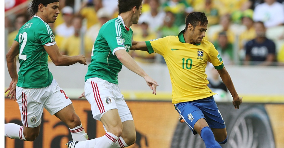 19.06.2013 - Neymar tenta o chute na partida contra o México