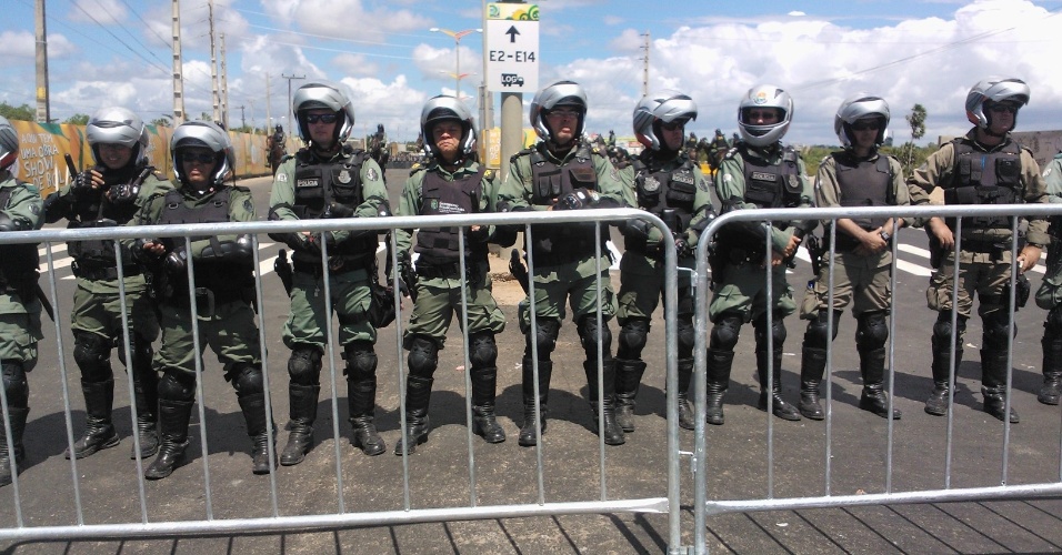 19.jun.2013 - Barreira de policiais em frente ao estádio Castelão, em Fortaleza, palco de protestos