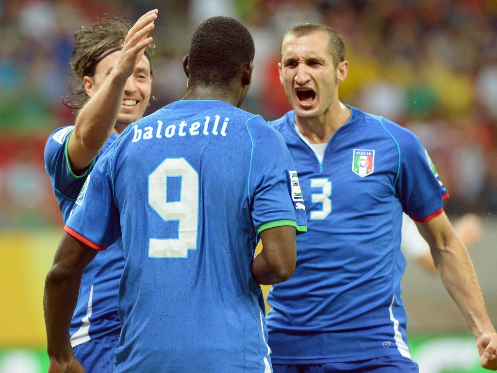 19.jun.2013 - Balotelli (c) comemora após marcar, de pênalti, terceiro gol da Itália sobre o Japão