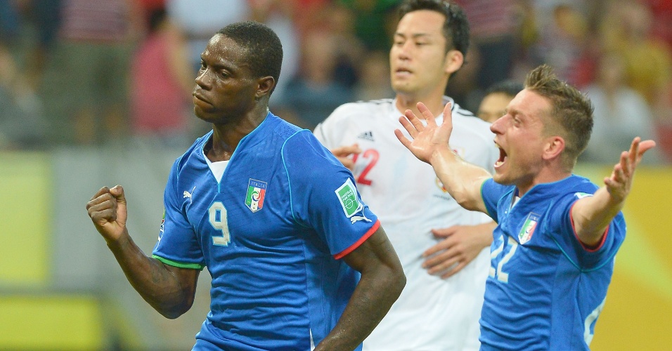 19.jun.2013 - Balotelli (e) comemora ao fazer o terceiro gol da Itália no jogo da Copa das Confederações contra o Japão