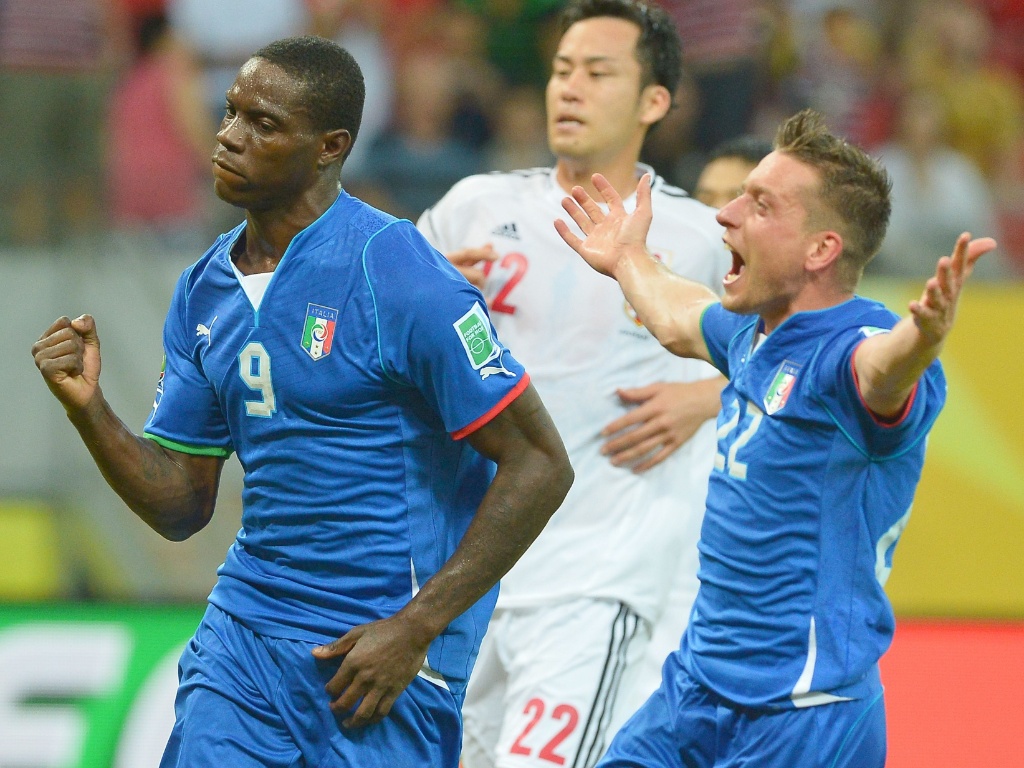 19.jun.2013 - Balotelli vibra após marcar terceiro gol da Itália sobre o Japão na Arena Pernambuco