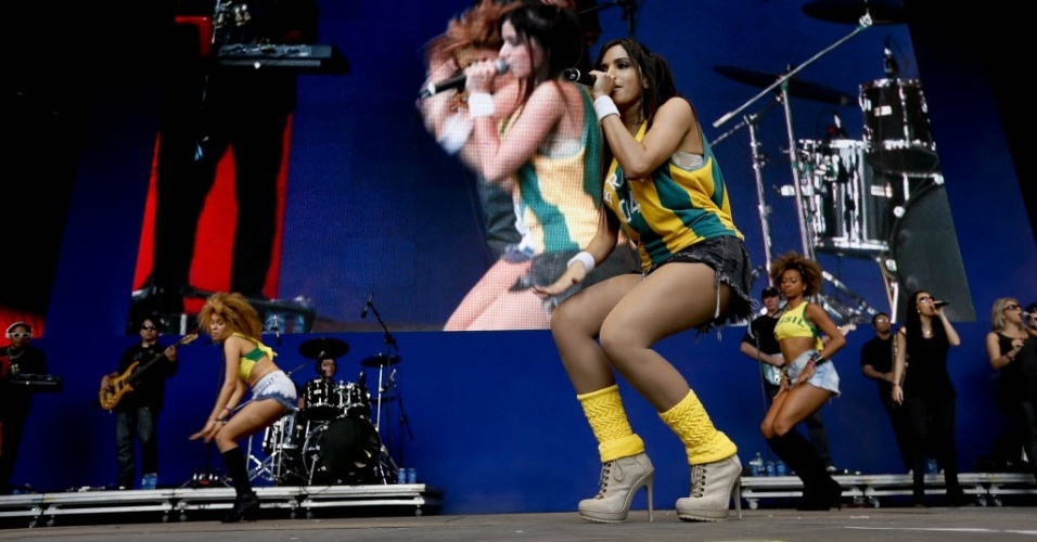 19.jun.2013 - Cantora Anitta anima torcida em Fan Fest em São Paulo