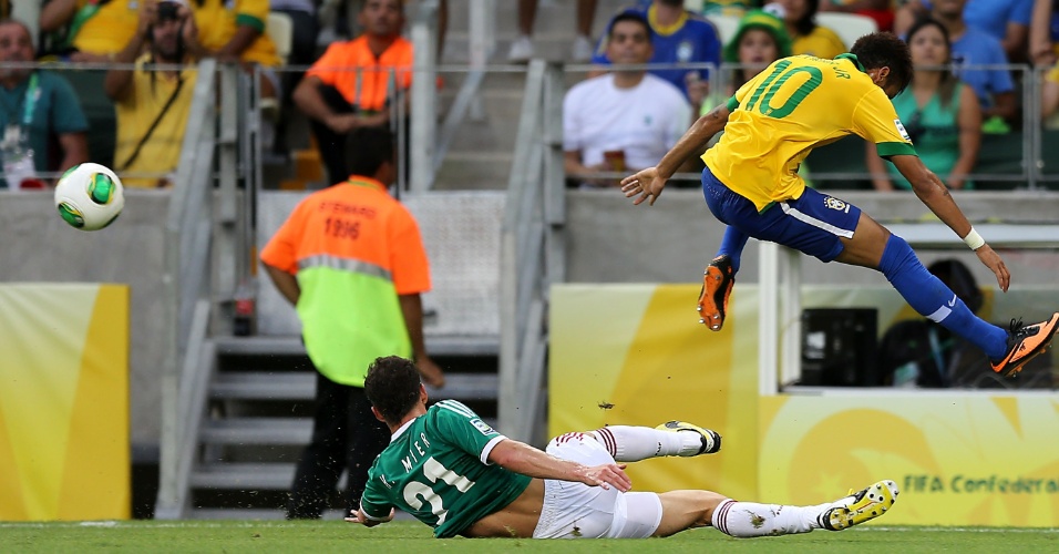 19.jun.2013 - Com a bola já distante, Neymar salta para fugir de carrinho de Hiram Mier durante partida no Castelão