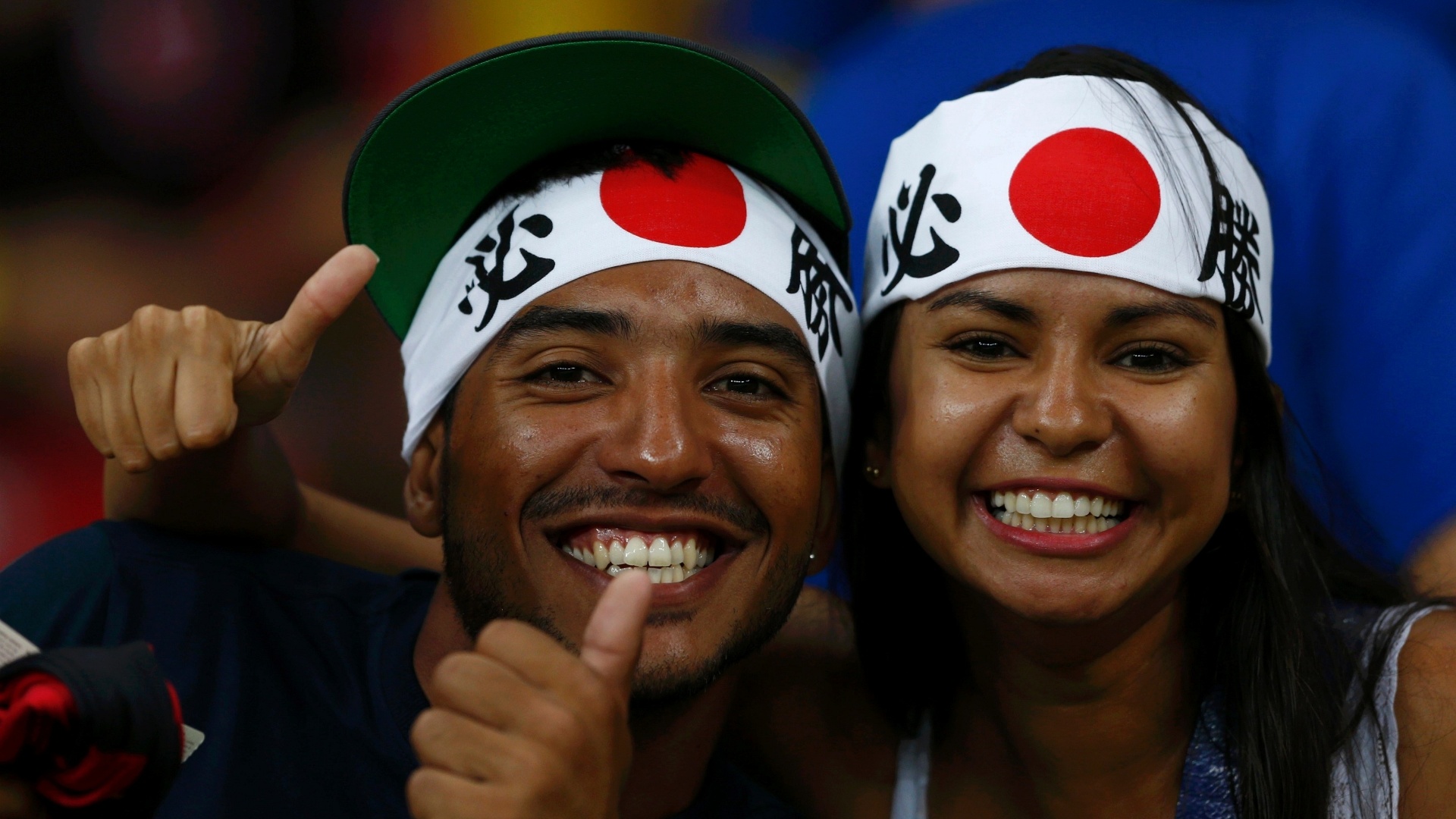 19.jun.2013 - Com bandana, torcedores demonstram apoio ao Japão na Arena Pernambuco