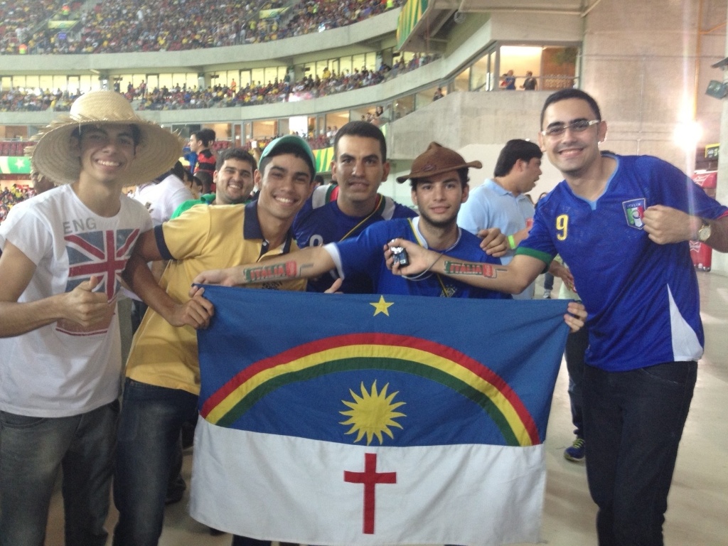 19.jun.2013 - Com bandeira de Pernambuco e camisas da Itália, torcedores demonstram animação antes de jogo na Arena Pernambuco
