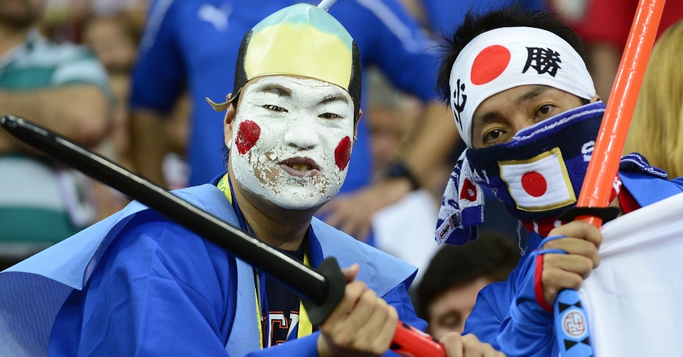 19.jun.2013 - Com espadas e rostos pintados, torcedores do Japão animam arquibancadas da Arena Pernambuco durante jogo contra o Japão