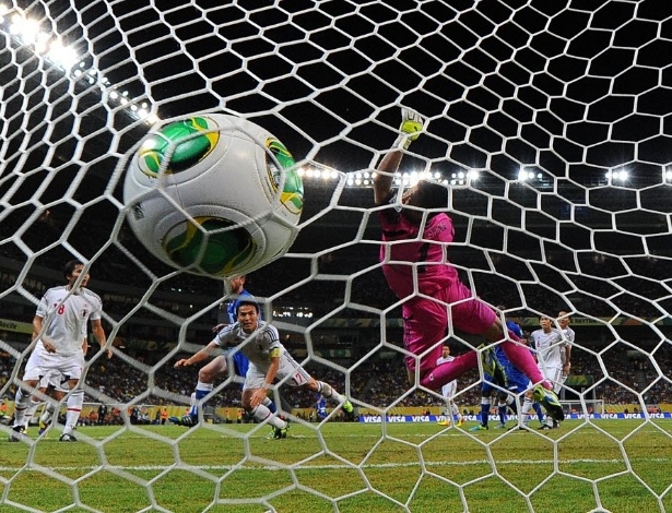 19.jun.2013 - De Rossi cabeceia para as redes e marca o primeiro gol da Itália sobre o Japão na Arena Pernambuco