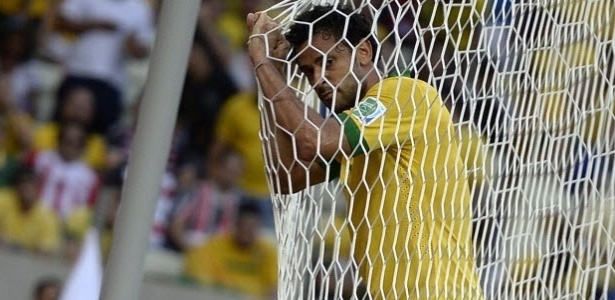 Fred lamenta chance perdida durante o jogo entre Brasil e México; atacante vê reserva Jô em alta