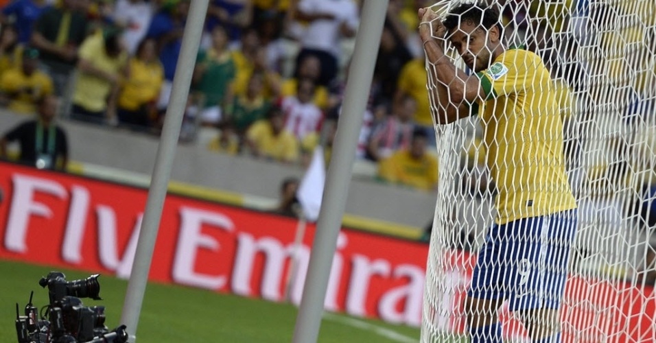 19.jun.2013 - Fred lamenta chance perdida durante partida entre Brasil e México pela Copa das Confederações